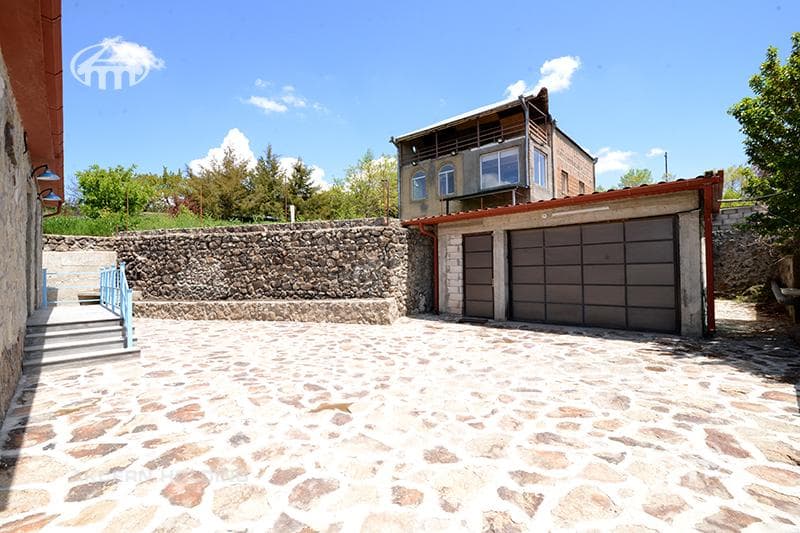 Mansion · 4 rooms · 244 m² · Saghmosavan