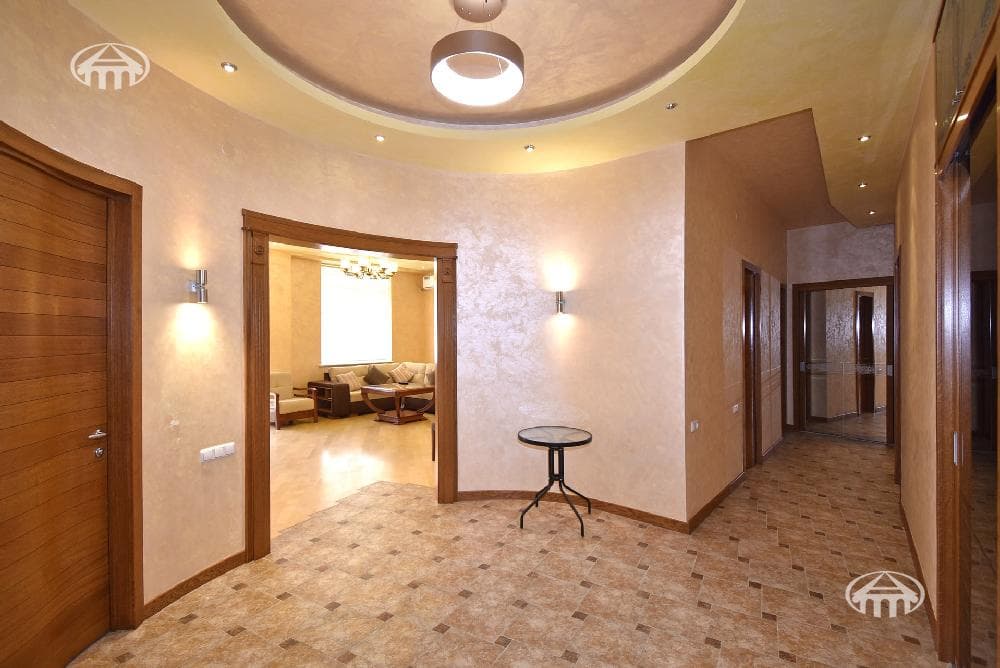 Квартира · 4 комн. · 181 м² · Кентрон