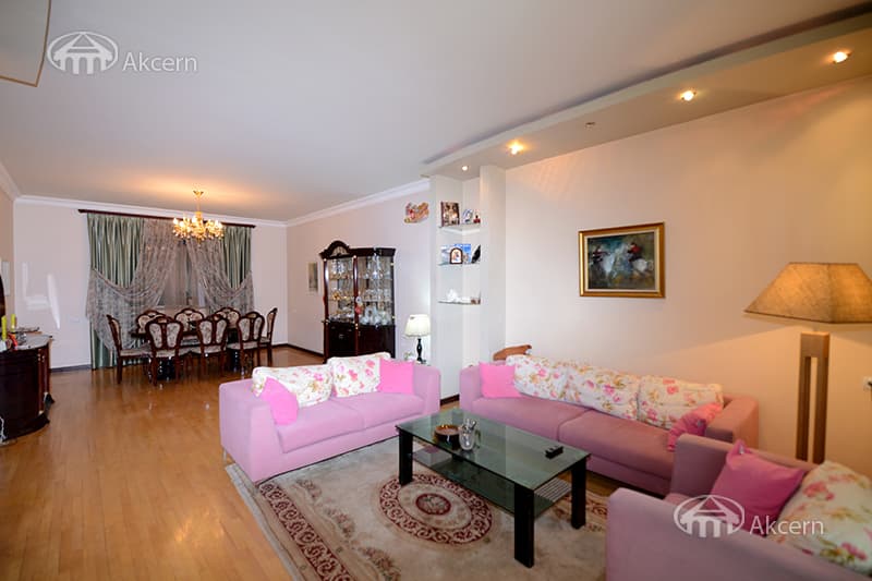 Дом · 5 комн. · 342 м² · Давташен