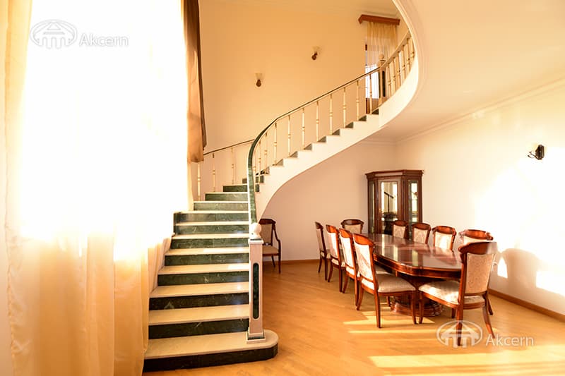 Особняк · 4 комн. · 240 м² · Аджапняк