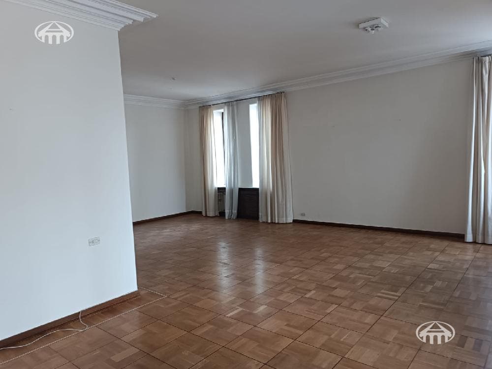 Առանձնատուն · 7 սեն. · 517 մ² · Կենտրոն