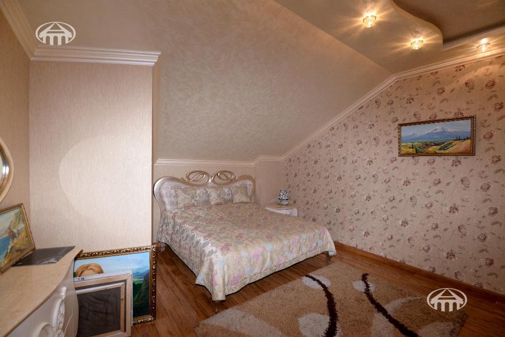 Квартира · 5 комн. · 300 м² · Кентрон