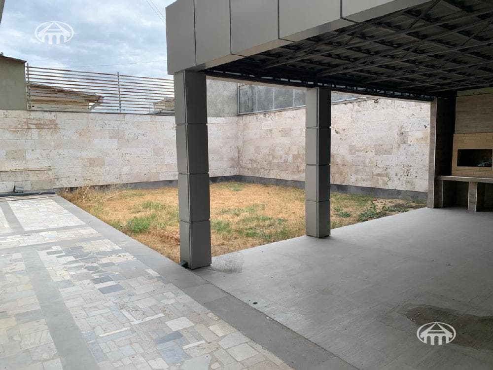 House · 6 rooms · 537 m² · Kentron