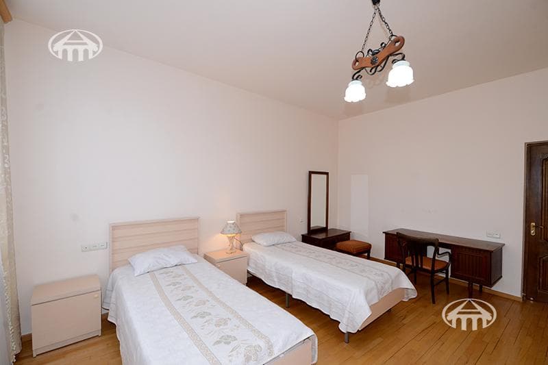 House · 6 rooms · 273 m² · Arabkir