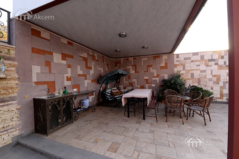 Mansion · 5 rooms · 372 m² · v. Arinj