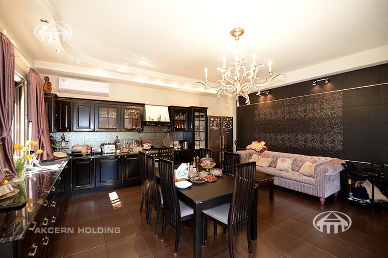 House · 5 rooms · 678 m² · Kentron