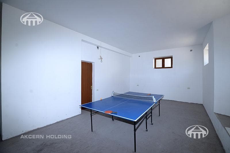 Mansion · 5 rooms · 330 m² · v. Arinj