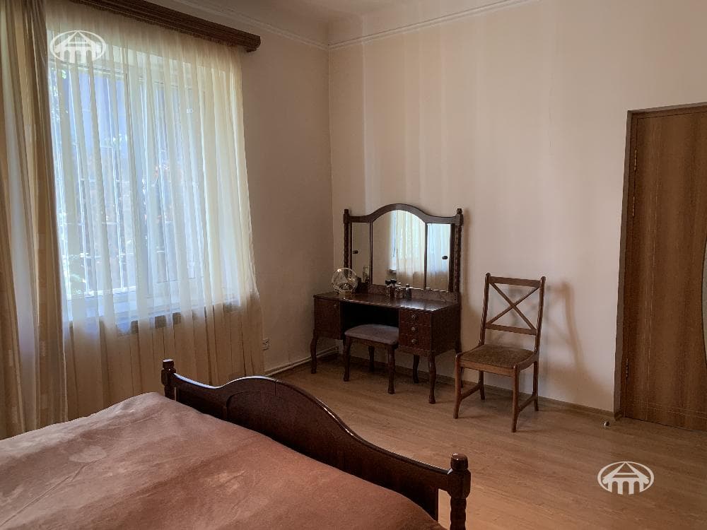 House · 3 rooms · 316 m² · Kentron