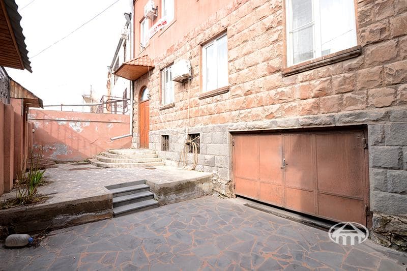 House · 6 rooms · 273 m² · Arabkir