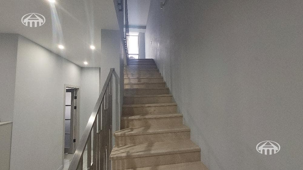 Таунхаус · 4 комн. · 300 м² · Аван