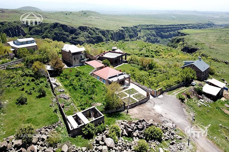 Mansion · 4 rooms · 244 m² · Saghmosavan