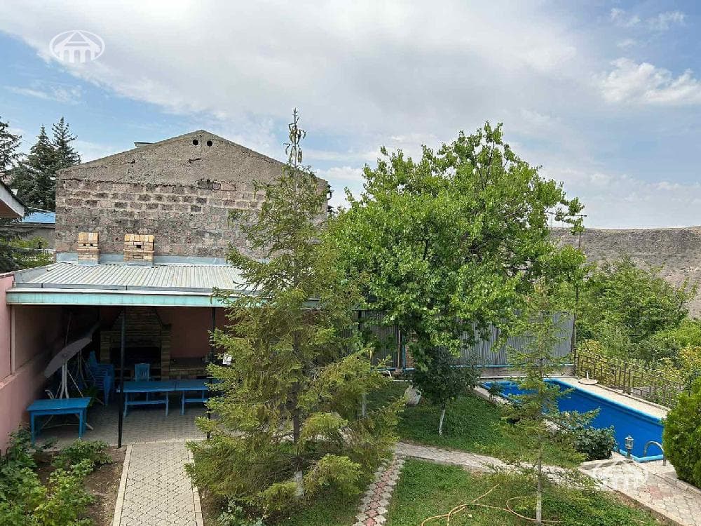 Քոթեջ · 274 մ² · Գետամեջ