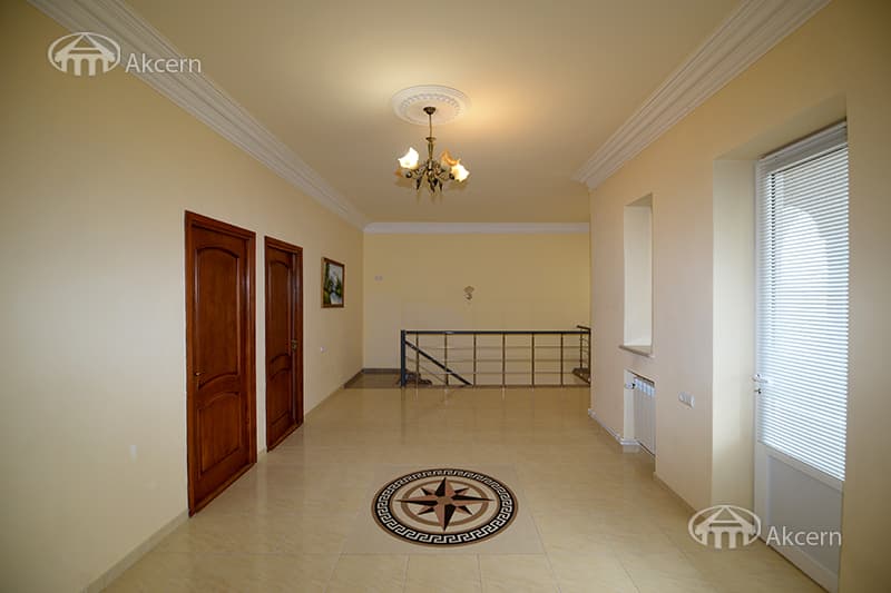 Mansion · 4 rooms · 273 m² · Ajapnyak