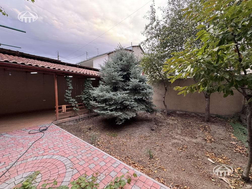 House · 5 rooms · 242 m² · Kentron