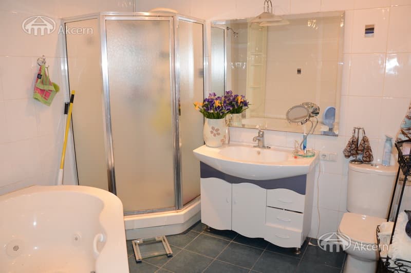 House · 5 rooms · 228 m² · Kentron