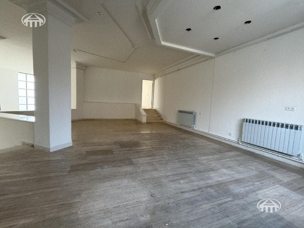 Hotel · 9 rooms · 956 m² · Kentron