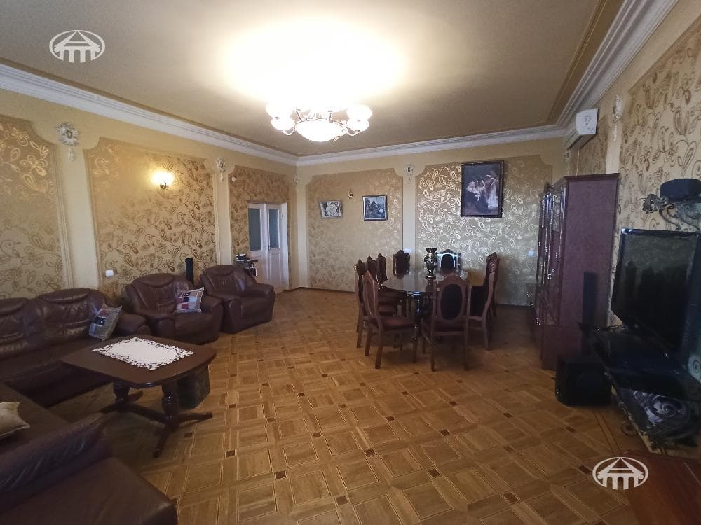 House · 8 rooms · 459 m² · Nor Nork