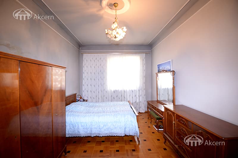 House · 7 rooms · 460 m² · Kentron