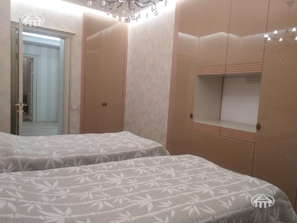 Квартира · 4 комн. · 200 м² · Кентрон