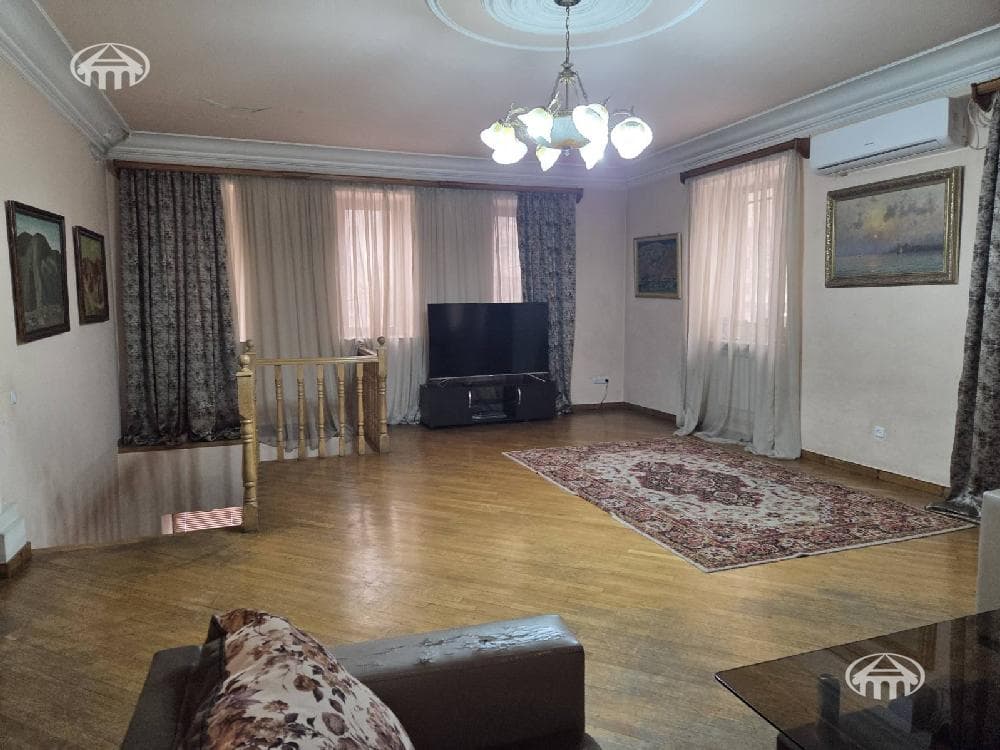House · 6 rooms · 865 m² · Arabkir