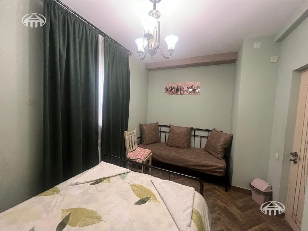 Hotel · 3 rooms · 80 m² · Kentron