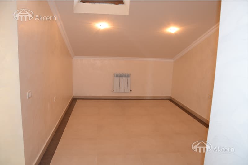 Дом · 5 комн. · 467 м² · Кентрон