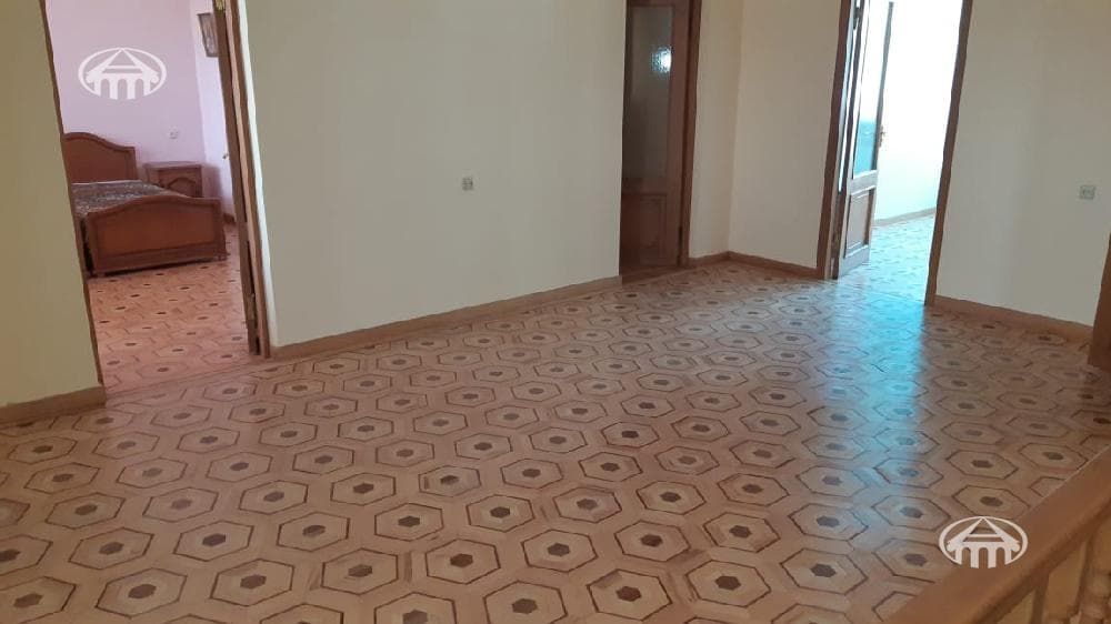 Дом · 5 комн. · 301 м² · Кентрон