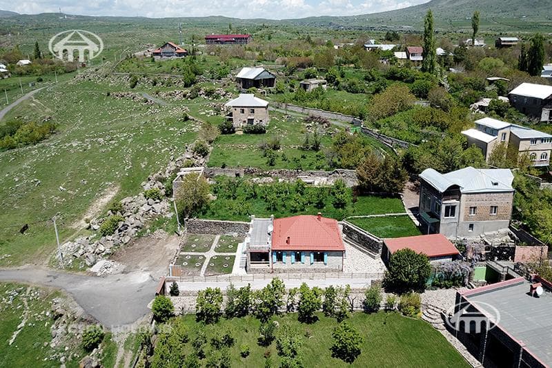 Mansion · 4 rooms · 244 m² · Saghmosavan