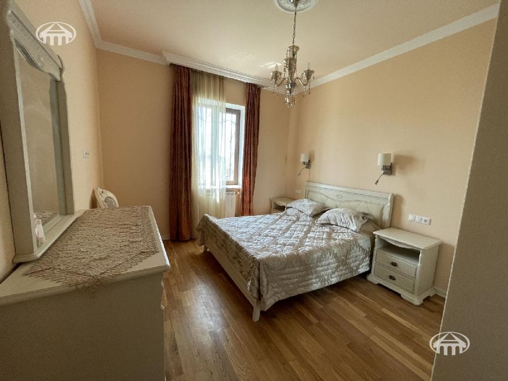 Առանձնատուն · 8 սեն. · 378 մ² · Աջափնյակ