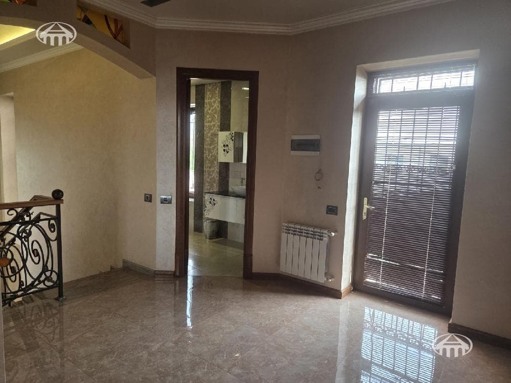Особняк · 5 комн. · 280 м² · Аджапняк