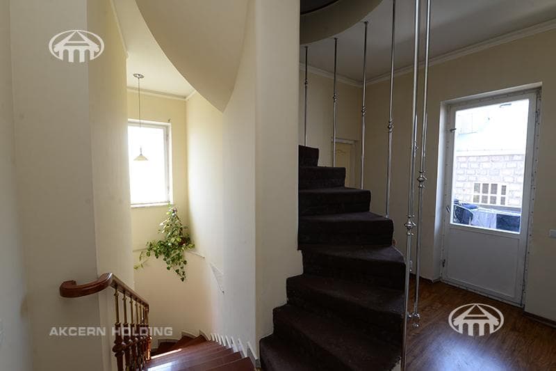 Mansion · 5 rooms · 209 m² · Kentron