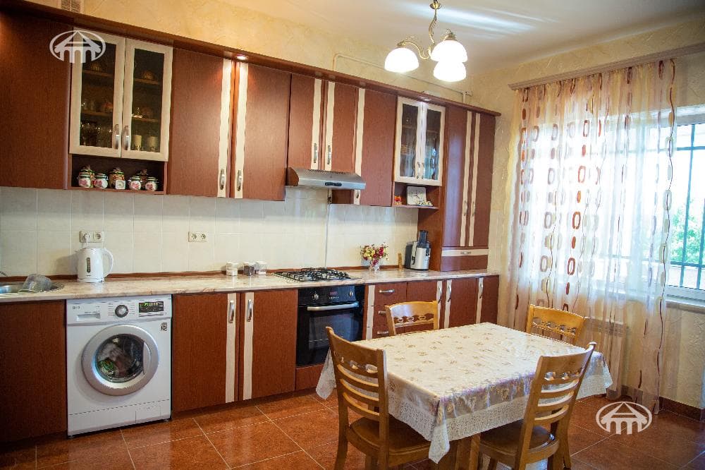 Առանձնատուն · 6 սեն. · 423 մ² · Պտղնի