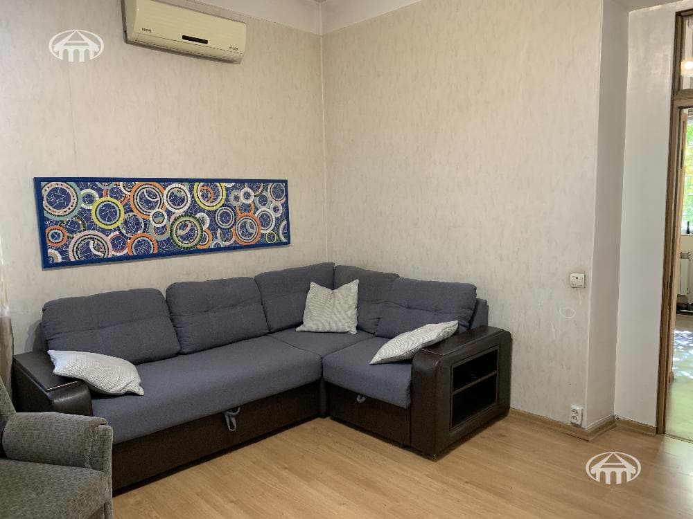 House · 3 rooms · 316 m² · Kentron