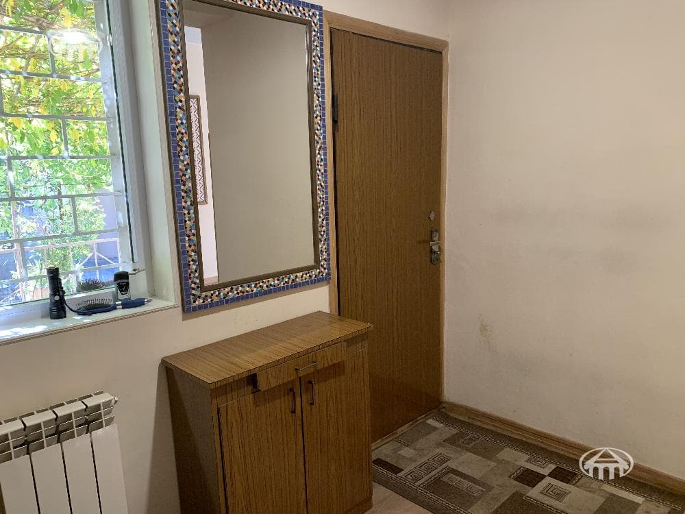 House · 3 rooms · 316 m² · Kentron