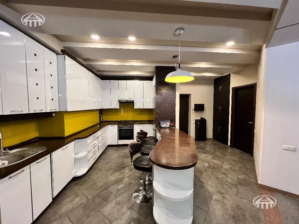 Квартира · 3 комн. · 108 м² · Кентрон