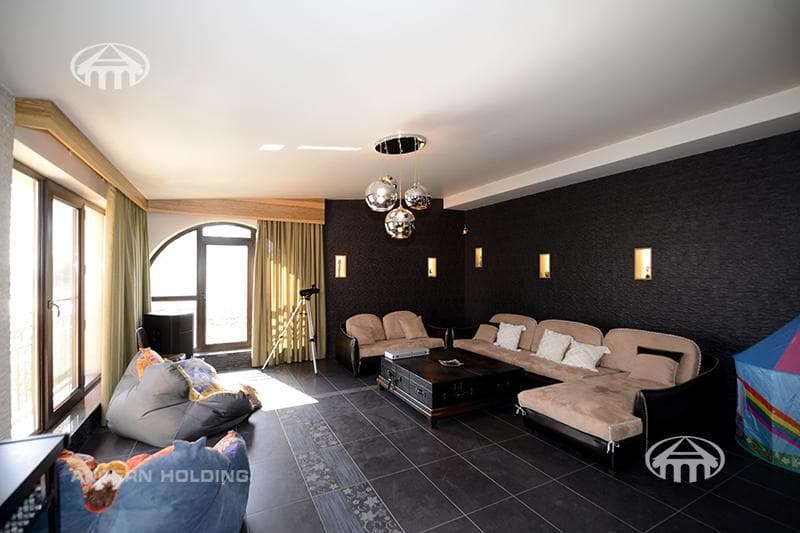 House · 5 rooms · 678 m² · Kentron