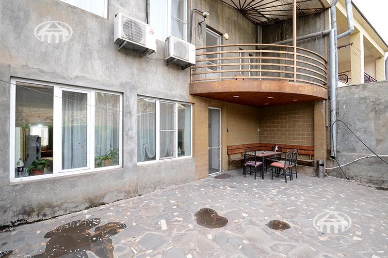 House · 6 rooms · 273 m² · Arabkir