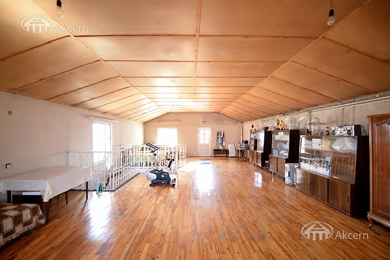 House · 7 rooms · 460 m² · Kentron