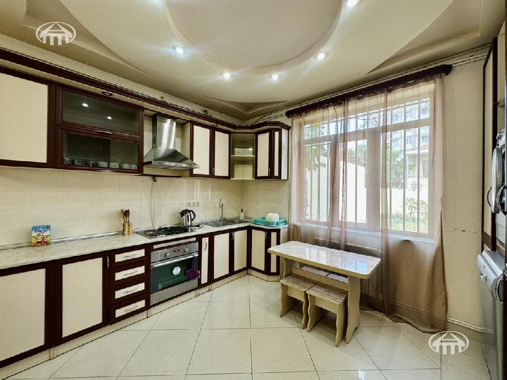 Mansion · 4 rooms · 220 m² · Arabkir