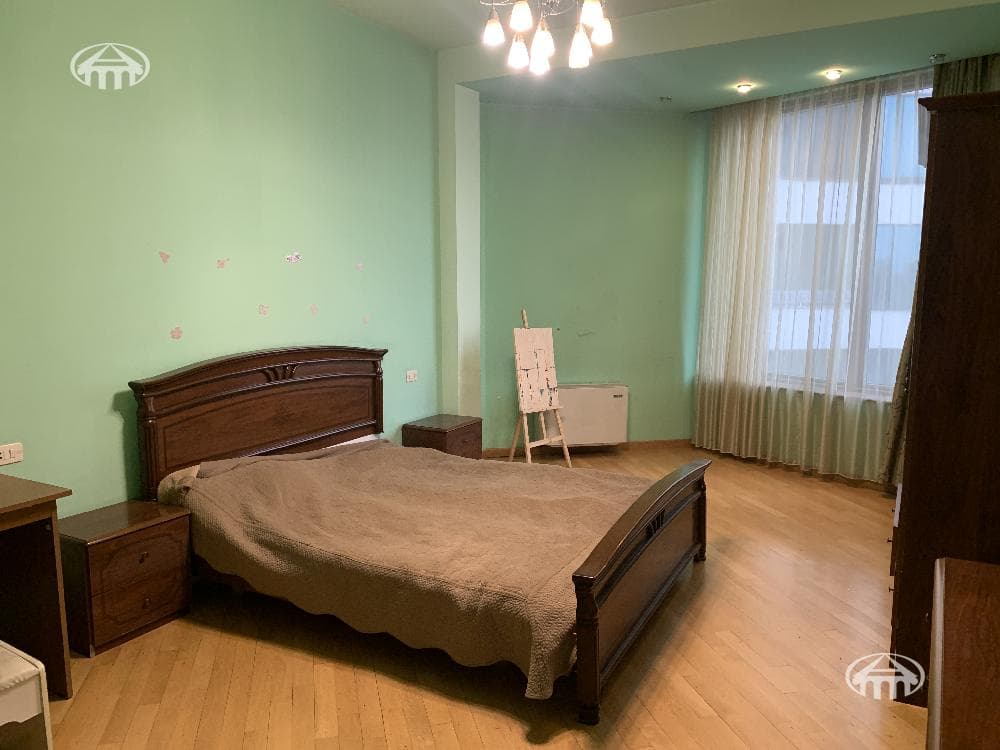 Apartment · 4 rooms · 192 m² · Kentron