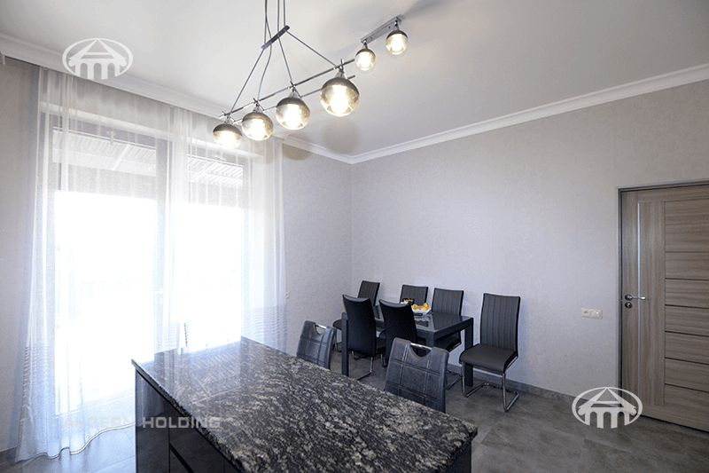 Mansion · 5 rooms · 280 m² · v. Arinj