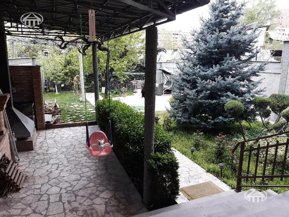 Дом · 5 комн. · 392 м² · Кентрон