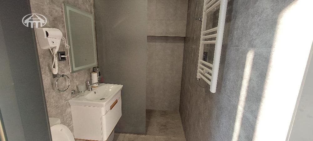 Թաունհաուս · 9 սեն. · 348 մ² · Զովունի