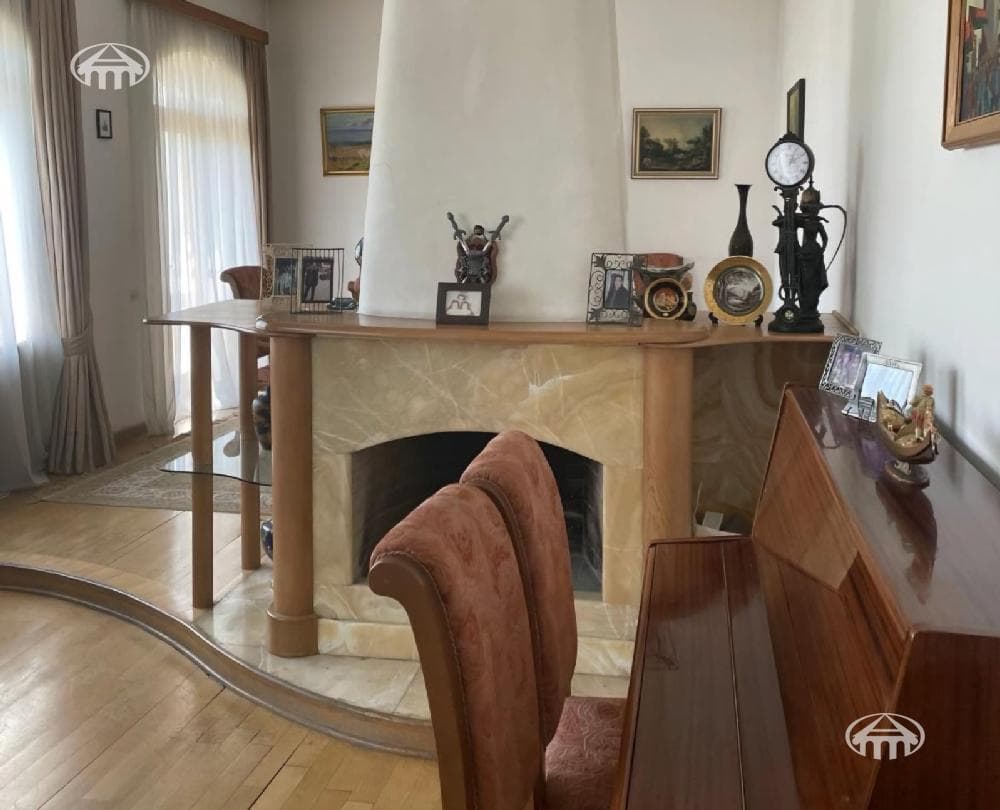 Apartment · 6 rooms · 213 m² · Kentron
