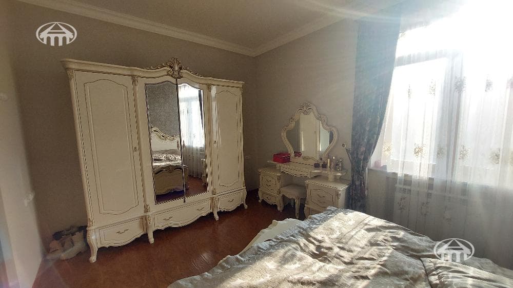 House · 6 rooms · 345 m² · Kanaker-Zeytun