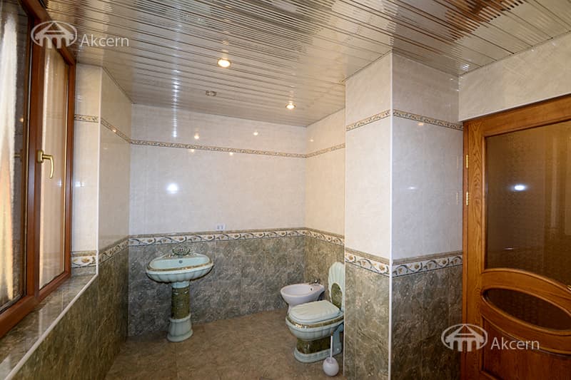 Apartment · 4 rooms · 240 m² · Kentron