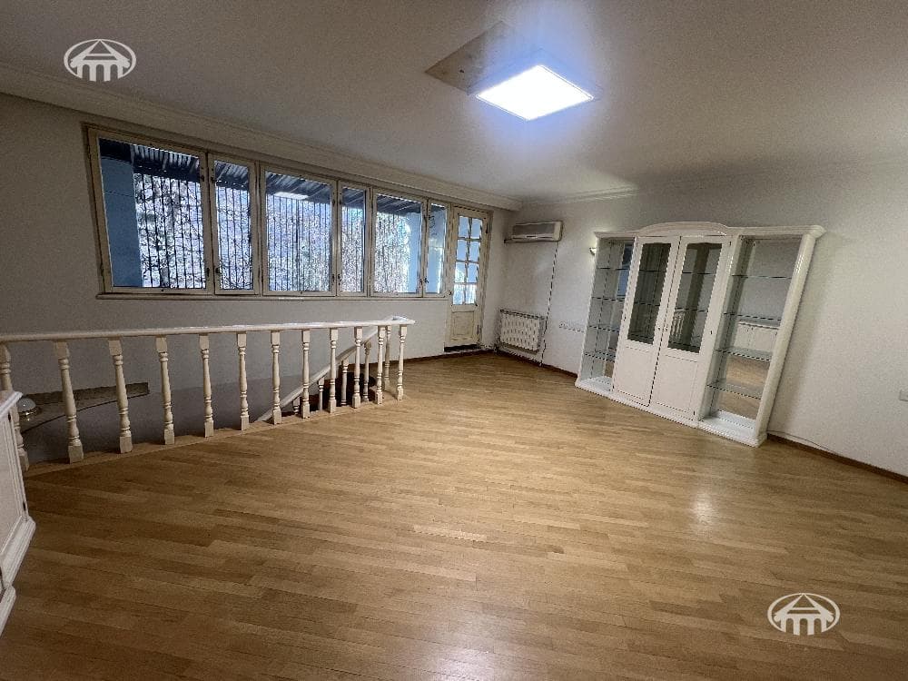 Office · 180 m² · Kentron