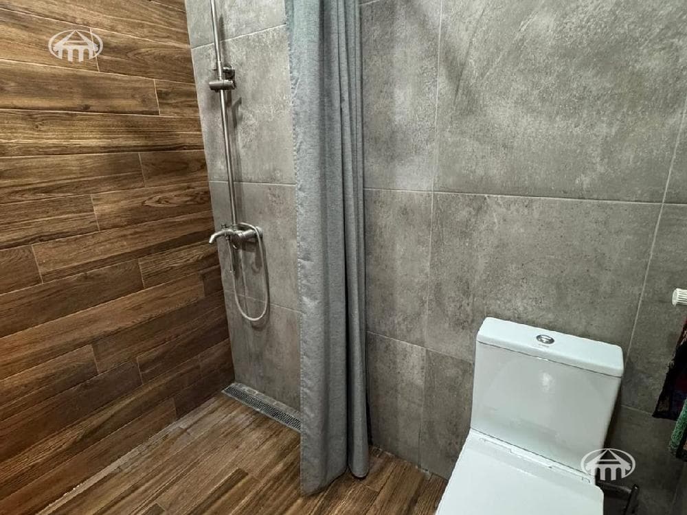Retail · 265 m² · Oshakan