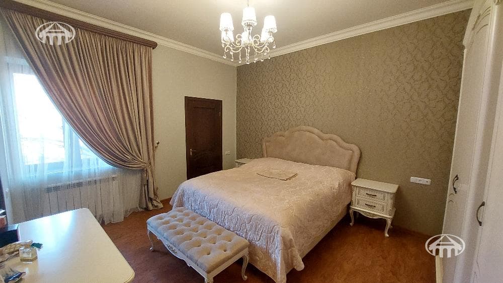 House · 6 rooms · 345 m² · Kanaker-Zeytun