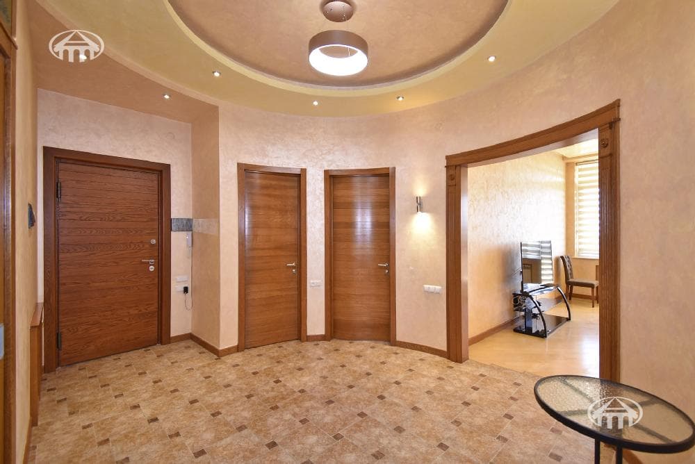 Квартира · 4 комн. · 181 м² · Кентрон